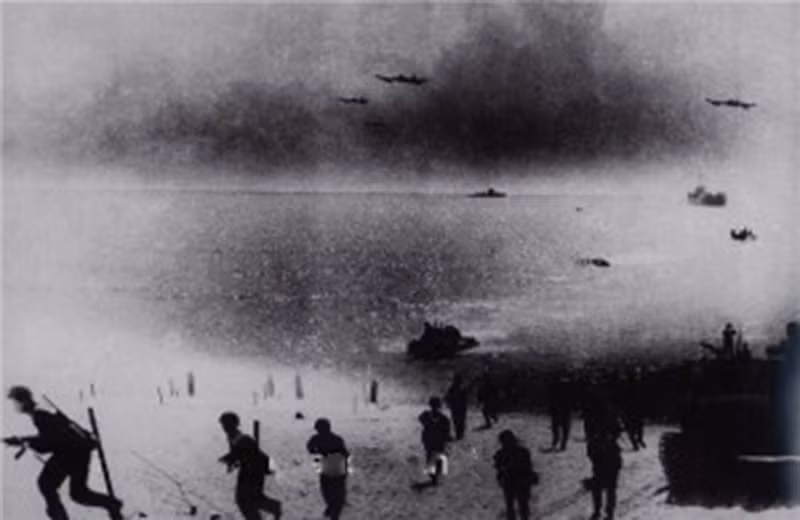 Đến trưa 7/1, đến lượt các tiểu đoàn 6 và 8 của Lữ đoàn Hải quân đánh bộ 101 được đổ lên bãi Tà Lơn để chốt giữ đầu cầu đổ quân cho các đơn vị của lữ 126 phát triển lên phía trước. Cuộc đổ bộ quy mô của hai Lữ đoàn Hải quân đánh bộ 101 và 126 lên bãi Tà Lơn cơ bản thành công. Ảnh TL