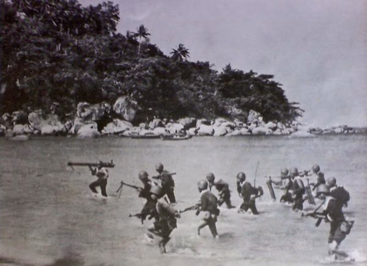 Đến 23h5 phút ngày 6/1/1979, các tàu ta bắn chìm 2 tàu này và bắn cháy 1 tàu khác buộc chúng phải rút lui. Đến 1h30 phút rạng sáng ngày 7/1 ta phát hiện 5 tàu địch đang từ cảng quân sự Ream chạy ra biển hòng đánh lén vào đội hình đổ bộ của ta. Chờ tàu địch đến gần, các tàu HQ-05 và HQ-07 lập tức bắn vào đội hình tàu địch dữ dội. Sau ít phút giao tranh, tàu địch đi đầu bị trúng pháo chìm xuống biển, ta lại bắn cháy thêm 1 tàu nữa làm địch phải quay đầu chạy. Trong ảnh, Hải quân Việt Nam trong một trận chiến đấu đánh chiếm đảo trong chiến dịch biên giới Tây Nam 1979. Ảnh TL