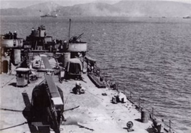 Ngày giờ cuộc đổ bộ được xác định là 20h ngày 6/1/1979. Lúc 19h các tiểu đoàn của Lữ đoàn 126 đã áp sát bờ biển. Quân Khmer Đỏ phát hiện quân ta đã cho pháo bắn ra ngăn cản quyết liệt. Lập tức phân đội đặc công của ta tiến công tiêu diệt trận địa pháo. Cùng lúc, trận địa pháo tầm xa 130mm ở Phú Quốc và lựu pháo 105 mm ở đảo Hòn Đốc của ta bắn đồng loạt vào các trận địa pháo của địch ở các đảo Hòn Nước, An Tây, Tre Mắn, Keo Ngựa, Kiến Vàng, Phú Dự để chế áp hỏa lực và bảo vệ cho đội hình đổ bộ. Trong ảnh, tàu HQ-501, thuộc Hạm đội 171 tiến vào khu vực đổ bộ giải phóng đảo Cô Công, sáng 6/1/1979. Ảnh TL.