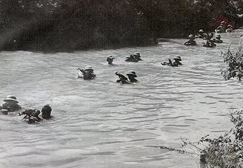 Cùng thời gian này, một số tàu của ta tiến về hướng quân cảng Ream. Cách cảng 1km, pháo hạm của ta bắt đầu pháo kích 30 phút vào cảng địch làm chúng hoang mang không biết quân ta tấn công từ hướng nào là chính. Trong ảnh, lực lượng Hải quân vượt sông trong chiến dịch biên giới Tây Nam. Ảnh TL