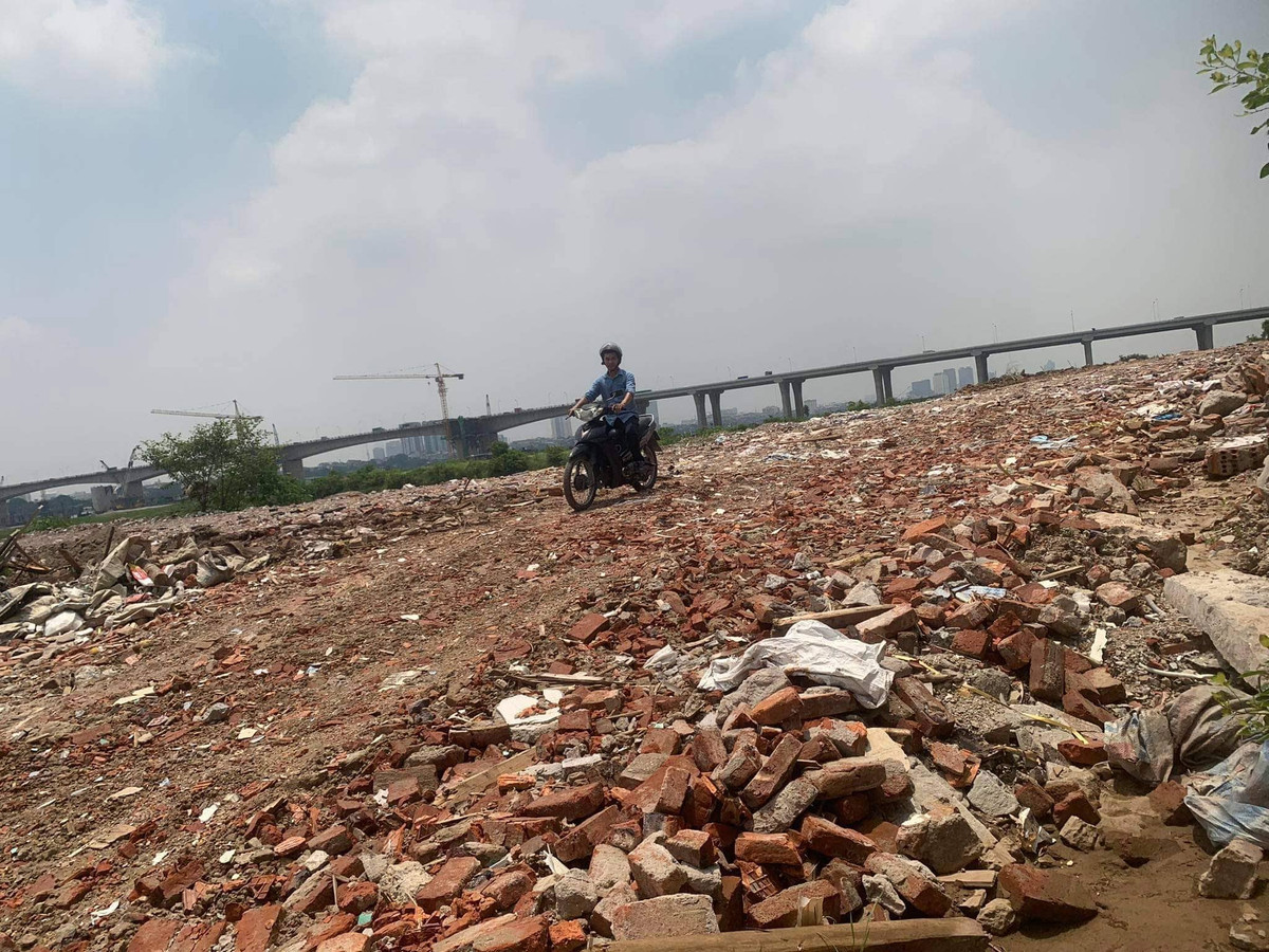 Trang tron do rac, phe thai xay dung tai bai song Hong-Hinh-2