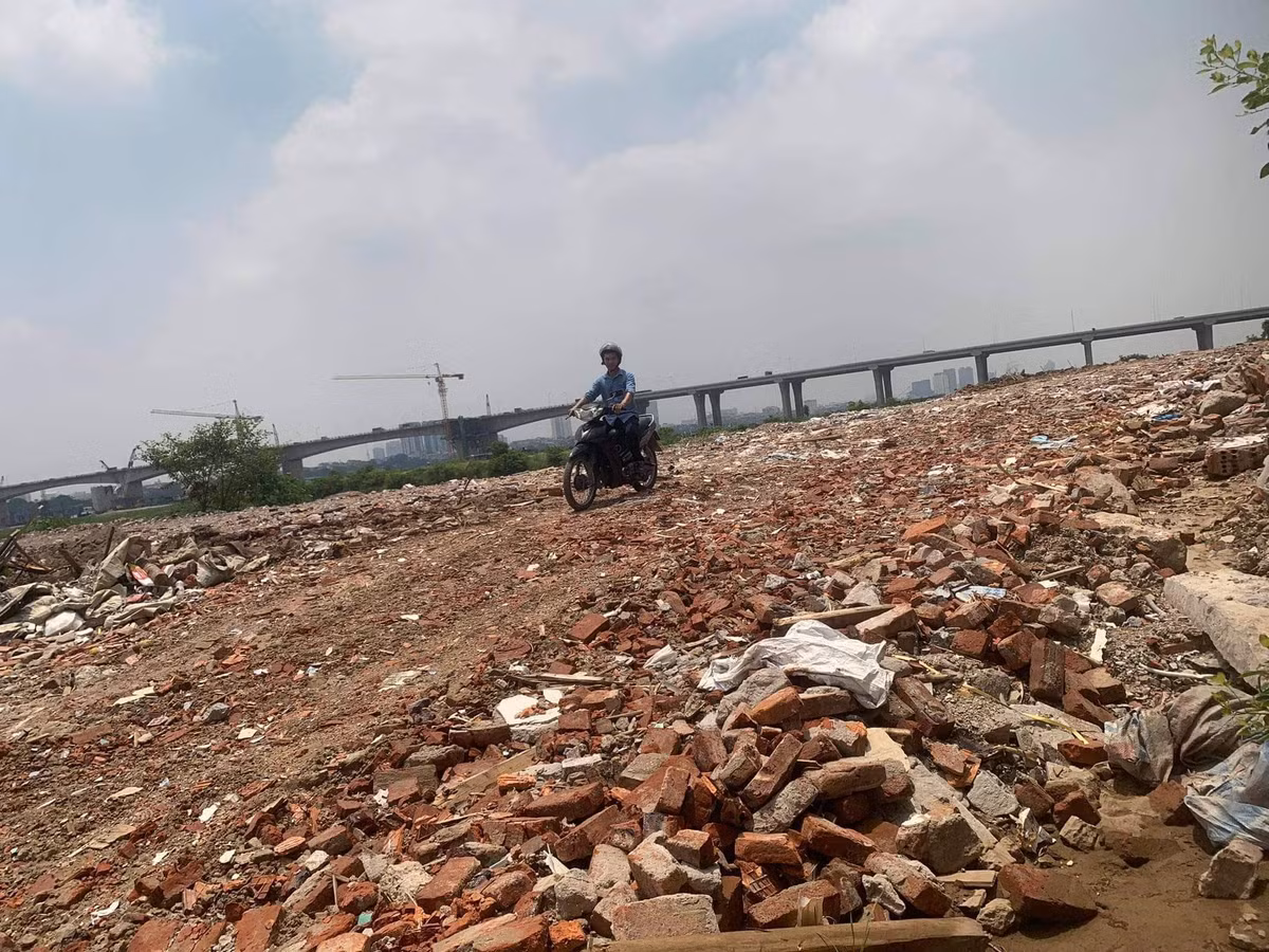 Trang tron do rac, phe thai xay dung tai bai song Hong-Hinh-2