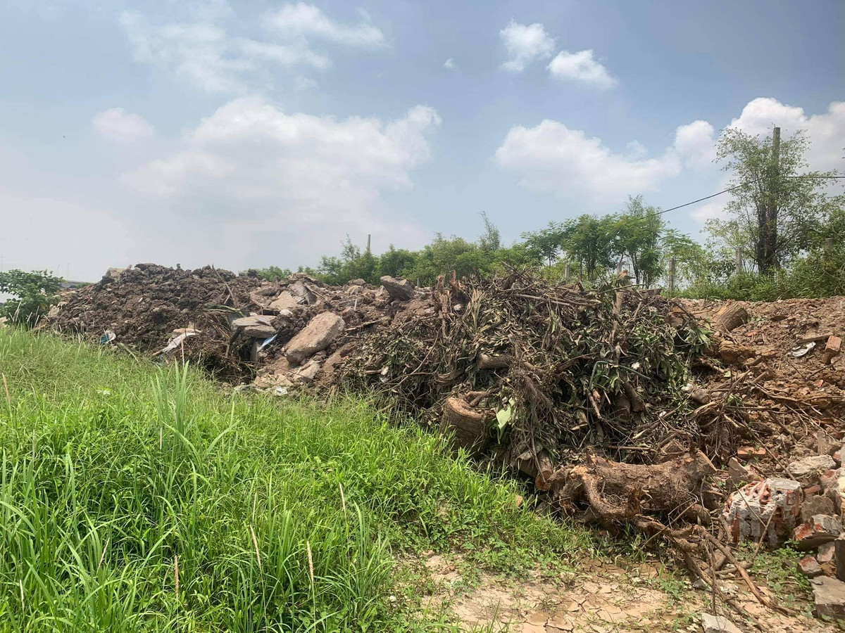 Trang tron do rac, phe thai xay dung tai bai song Hong