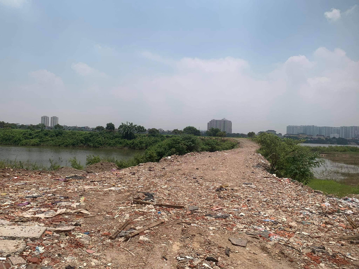 Trang tron do rac, phe thai xay dung tai bai song Hong-Hinh-4