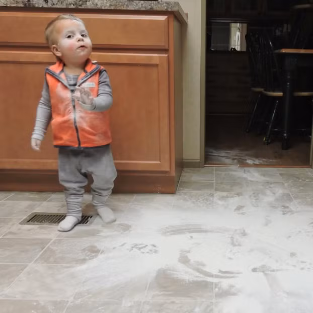 "Con trai tôi bày ra một đống lộn xộn. Đây là biểu cảm "để con giải thích" của thằng bé"