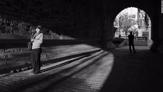 “Những người sống ở Nam Kinh như tôi thường chịu ảnh hưởng của sự lãng mạn kiểu Trung Hoa cổ. Chúng tôi yêu bình minh, hoàng hôn, lịch sử và những câu chuyện của thành phố”, ông Chen kể.