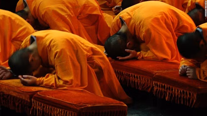 Các nhà sư hành lễ ở đền Kê Minh.