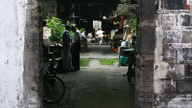 Khi thành phố phát triển với tốc độ chóng mặt, phần lớn các kiến trúc cổ của Nam Kinh đã được dỡ bỏ. Một số ngôi nhà xưa cũ vẫn tồn tại ở phía nam thành phố, nơi ông Chen sinh sống.