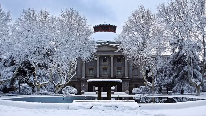 Các trường đại học ở Nam Kinh có khung cảnh rất đẹp. Trong ảnh là sảnh chính ở đại học Đông Nam.