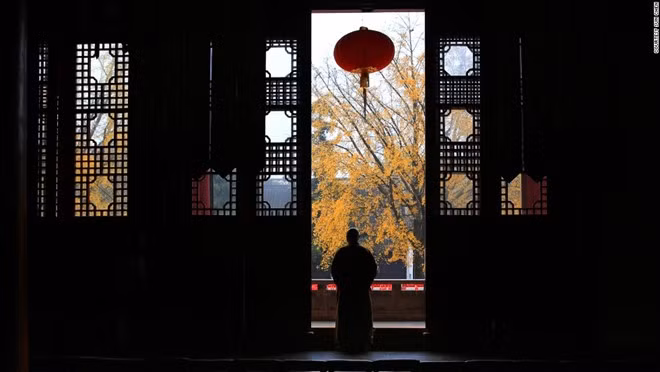 Thê Hà Tự là ngôi đền Phật Giáo nổi tiếng của Trung Quốc, với cảnh đẹp lộng lẫy vào mùa thu.