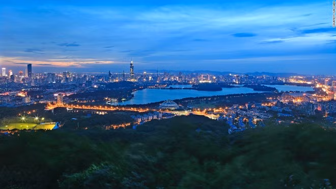 Khung cảnh nhìn từ núi Tử Kim. Ông Chen cho biết ông hay lên đây vào mùa hè.