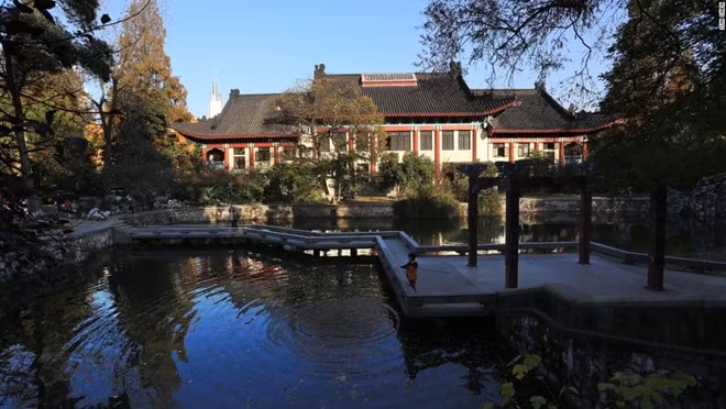 Đại học Sư phạm Nam Kinh với kiến trúc kết hợp hài hòa giữa phương Đông và phương Tây. Vào mùa thu, những cây dẻ quạt chuyển lá vàng, khiến khung cảnh nơi đây càng trở nên lãng mạn.