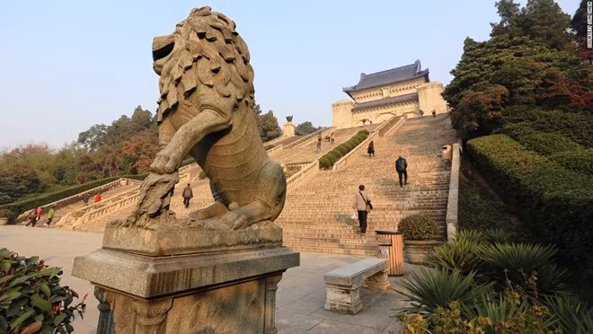 Công viên quốc gia Chung Sơn nằm trên Tử Kim Sơn có nhiều điểm tham quan hấp dẫn, như lăng Minh Thái Tổ, Linh Cốc Tự.