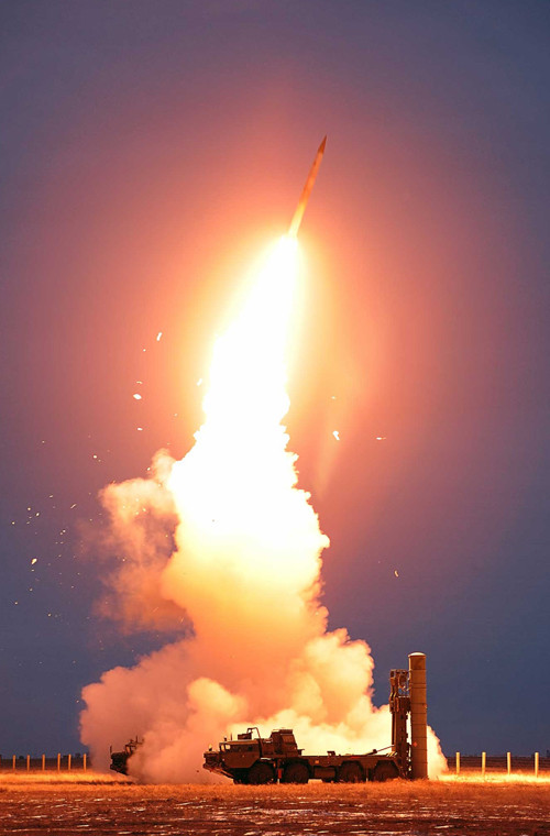 Một tiểu đoàn tên lửa S-400 có thể theo dõi 100 mục tiêu ở phạm vi 400 – 600 km, khóa 36 mục tiêu và điều khiển đồng thời 72 tên lửa tấn công 36 mục tiêu này. Thời gian triển khai hệ thống chỉ mất 5 phút, thời gian chuyển trạng thái hành quân sang chiến đấu mất 3 phút, thời gian có thể hoạt động trước mỗi lần đại tu 10.000 giờ.