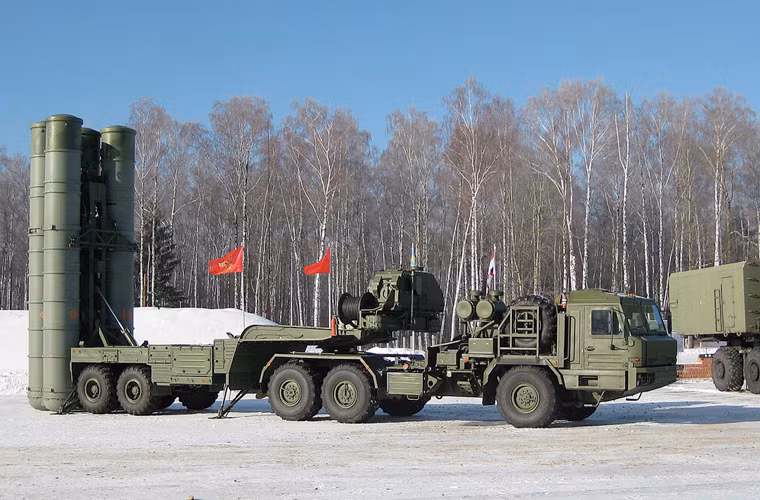 Mỗi xe phóng kết cấu bốn ống phóng tên lửa khai hỏa theo kiểu "phóng lạnh" – tên lửa rời bệ phóng bằng liều phóng phụ, ở độ cao ổn định ngoài ống phóng mới kích hoạt động cơ chính.