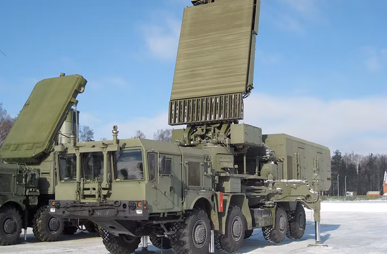 Ngoài ra, trong quá trình tác chiến, S-400 cũng có thể kết hợp với radar cảnh giới nhìn vòng mọi độ cao 96L6E với tầm trinh sát 300 km và có khả năng phát hiện đồng thời 100 mục tiêu.