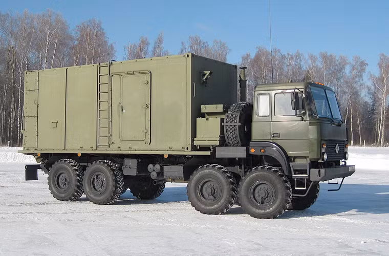 Các thành phần chính trong tổ chức đơn vị tên lửa S-400 gồm hệ thống chỉ huy 30K6E với trung tâm điều khiển - chỉ huy 55K6E đặt trên xe tải Ural-532301 (trong ảnh).