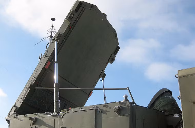 92N6E là phiên bản nâng cấp từ mẫu radar 30N6E dùng cho tổ hợp S-300 với chất lượng và tầm quan sát được cải thiện đáng kể. 92N6E có nhiệm vụ theo dõi mục tiêu, phân loại các mục tiêu, tính toán tên lửa cần phải phóng và hướng dẫn cho tên lửa định vị mục tiêu.