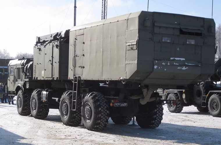 Radar 92N6E có thể theo dõi đồng thời 100 mục tiêu (vẫn theo dõi được trong khi đang quét), mỗi xe đài radar kiểm soát tới 4 xe mang phóng, dẫn đường cho 12 tên lửa tấn công 6 mục tiêu cùng lúc với tỷ lệ phân bổ 2 đạn tên lửa/ mục tiêu. Tổ hợp có khả năng tự động theo dõi và bám bắt trong điều kiện thời tiết bất lợi hay trong môi trường tác chiến điện tử mạnh. Các mục tiêu nguy hiểm nhất sẽ được sàng lọc để người điều khiển lựa chọn. Khi lệnh khai hỏa được gửi đến xe phóng, 92N6E sẽ tự động tính toán các tham số để dẫn đường cho tên lửa tiêu diệt mục tiêu. Ảnh: Xe điều khiển hệ thống radar 92N6E.