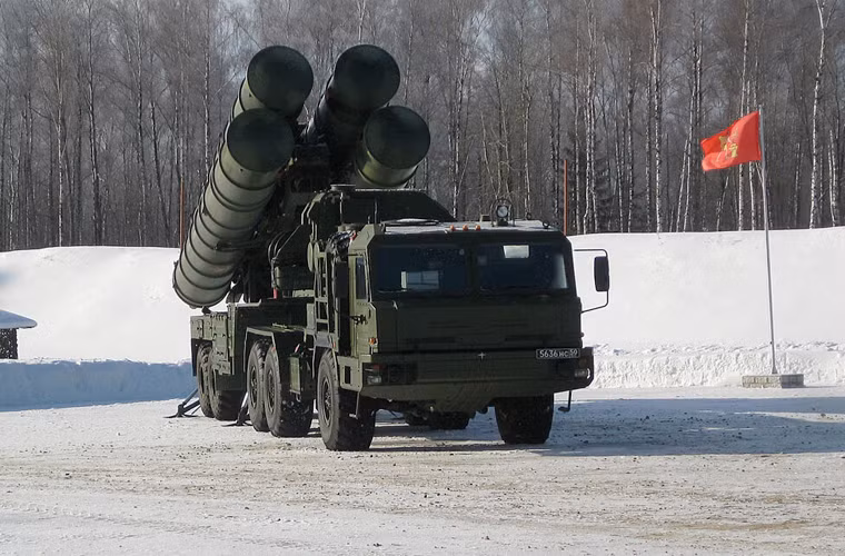 Biên chế một tiểu đoàn S-400 có khoảng 12 xe phóng tự hành 5P85TE2 hoặc 5P85SE2 đặt trên khung gầm xe vận tải hạng nặng BAZ-64022.