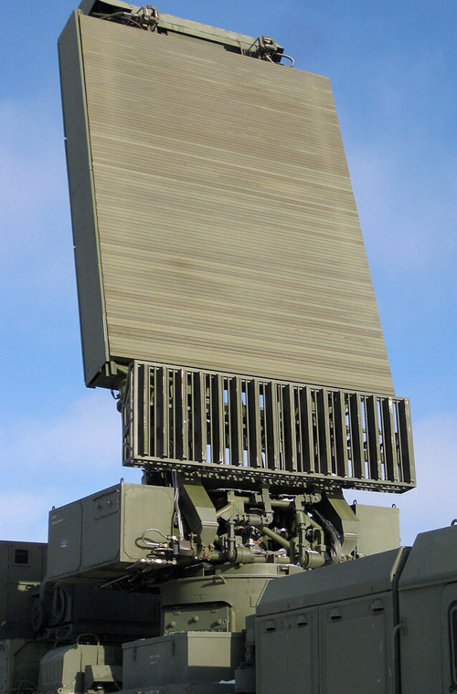 96L6E có ưu điểm là kết hợp cả tính năng bắt thấp và bắt cao của 2 loại radar trên trong cùng một thiết kế. Ưu điểm vượt trội của 96L6E là khả năng bắt thấp và rất thấp, đây là tính năng quan trọng trong việc phát hiện tên lửa đường đạn chiến thuật - chiến dịch. Trong chế độ bắt thấp, vận tốc mục tiêu giới hạn từ 30 - 1.200 m/s. Bên cạnh đó, 96L6E còn có chế độ chuyên tìm kiếm ở độ cao thấp với khả năng bao quát 3600 trong vòng 6 giây, góc phương vị từ -3 - 1,50. Ở chế độ này, vận tốc mục tiêu giới hạn từ 50 - 2.800 m/s.