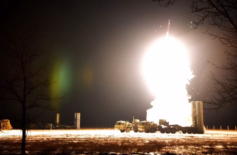 Có thể nói, với khả năng tác chiến “cực khủng” như vậy, mọi loại máy bay gần như không có khả năng sống sót khi S-400 tham chiến. Tầm bắn xa cực đại 400km khiến cho một phần lãnh thổ Thổ Nhĩ Kỳ nằm trọn trong phạm vi bắn của S-400, điều này sẽ khiến Không quân Thổ Nhĩ Kỳ như “cá nằm trong rọ”.