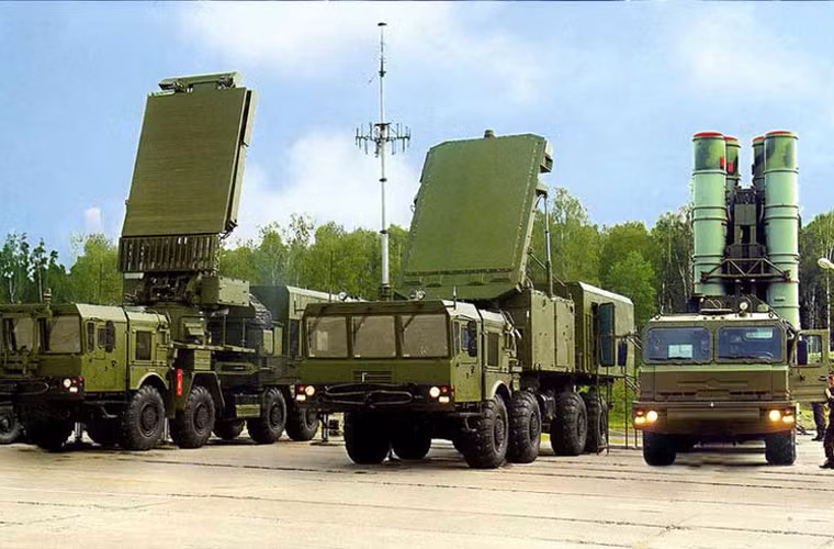 Tổ hợp tên lửa phòng không S-400 có thể bắn hạ các loại máy bay ném bom tàng hình, máy bay tiêm kích, tên lửa hành trình, tên lửa đạn đạo tầm trung - xa. Tổ hợp được cấu thành từ nhiều thành phần phức tạp, tối tân gồm hệ thống chỉ huy, hệ thống radar, bệ phóng, đạn tên lửa và các thành phần đảm bảo chiến đấu, huấn luyện.