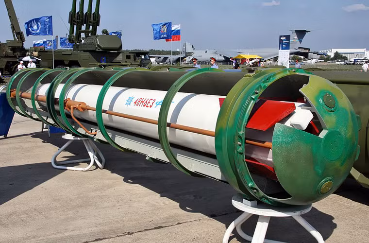 Tổ hợp tên lửa phòng không S-400 có thể bắn nhiều loại đạn gồm: 40N6 (tầm bắn 400km, lắp đầu dẫn radar chủ động); 48N6DM (tầm bắn 250km, đầu dẫn radar bán chủ động); 48N6E3 (tầm bắn 250km); 48N6E2 (tầm bắn 200km): 9M96E2 (tầm bắn 120km, trần bắn 5m tới 30km); 9M96E (tầm bắn 40km, trần bắn 20km); 9M96E (tầm bắn 120km, có thể hạ tên lửa đạn đạo).