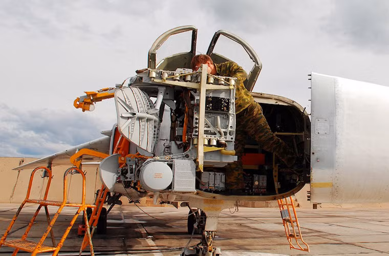 Dẫu vậy, Su-24 lại thiếu một hệ thống radar chuyên tác chiến đường không. Trong ảnh, radar Orion chuyên dùng để định vị, ngắm mục tiêu cho tổ hợp vũ khí tấn công mặt đất chính xác cao.