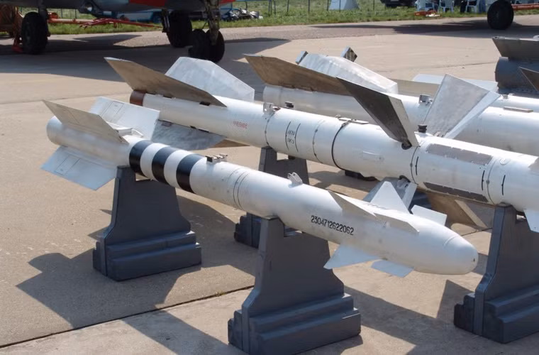 Tên lửa không đối không R-73 trang bị đầu tự dẫn hồng ngoại thế hệ mới có khả năng đối phó với biện pháp đối phó bằng mỗi bẫy nhiệt, tấn công mục tiêu ở mọi hướng. Tầm bắn tên lửa đạt 20-30km tùy biến thể, tốc độ bay Mach 2,5. Tính năng kỹ chiến thuật của R-73 nhìn chung là thừa sức bắn hạ F-16.