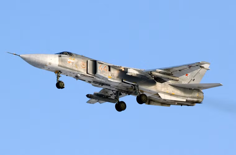 Chưa hết, kiểu thiết kế cánh cụp cánh xòe cũng khiến Su-24 “mất điểm”. Máy bay Su-24 được trang bị thiết kế cánh cụp cánh xòe đặc biệt đem lại khả năng cất cánh đường băng ngắn tuyệt vời, cho phép hạ cách ở tốc độ thấp 230km/h. Đó là lợi thế rất lớn đối với máy bay cường kích, trọng lượng lớn.