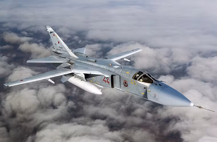 Chính vì thế, máy bay ném bom Su-24 chỉ được coi là “tay nghiệp dư” trong không chiến đối đầu tiêm kích địch. Với khả năng mang tên lửa không đối không, sẽ cần thêm yếu tố may mắn hoặc là nắm trong tay nhiều ưu thế mới giúp Su-24 giành chiến thắng trong không chiến.