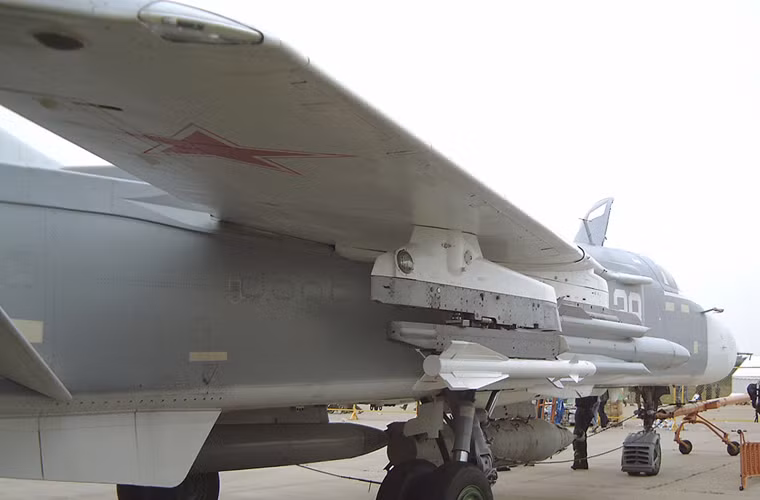 Cụ thể, máy bay Su-24 có khả năng mang ít nhất hai tên lửa không đối không tầm nhiệt R-60 hoặc R-73. Hiện tại thì hầu hết các máy bay Su-24M, Su-24M2 của Nga đều dùng R-73.