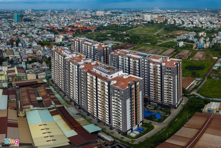 Cách đó không xa, dự án Him Lam Phú An do chủ đầu tư Him Lam phát triển cũng đã đón cư dân về sinh sống từ cuối năm 2018 nhưng đến nay chủ của 1.092 căn hộ vẫn chưa được cấp sổ hồng. Công ty CP kinh doanh địa ốc Him Lam chưa thể hoàn thiện sổ hồng cho cư dân vì bị gặp vấn đề trong vấn đề nộp tiền sử dụng đất.