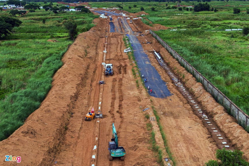 Mặc dù đã được chấp thuận chủ trương đầu tư từ cuối năm 1999, do những sai phạm trong quá trình phê duyệt, công tác giải phóng mặt bằng và thực hiện nghĩa vụ tài chính nên dự án mất đến 22 năm mới chính thức được khởi công. Sau 3 tháng khởi công, dự án đang được thi công các hạng mục hạ tầng nội khu một cách chậm rãi và chưa có nhiều thay đổi.
