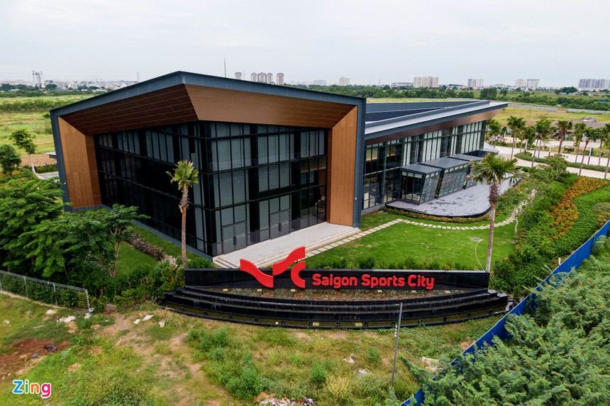 Đặc biệt, một trong những dự án tiêu biểu nhất của khu Rạch Chiếc là khu đô thị thể thao phức hợp Saigon Sport City của Keppel Land với diện tích 64 ha. Được khởi công từ cuối năm 2019 và dự kiến hoàn thiện vào năm 2027 nhưng đến nay dự án mới chỉ có khu nhà mẫu và nhiều hạng mục hạ tầng nội khu đang được thi công chậm chạp.