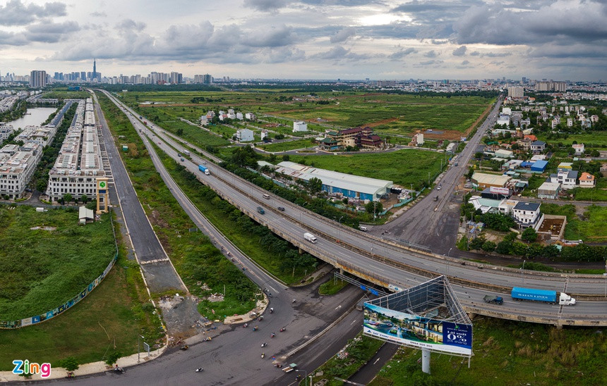 Mặc dù có lợi thế về hạ tầng kết nối cũng như quỹ đất rộng lớn, song theo ghi nhận của Zing, các dự án bất động sản phát triển tại đây lại được triển khai "nhỏ giọt", không đạt tiến độ kỳ vọng.