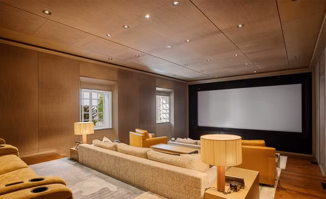 Phòng chiếu phim hiện đại là một trong những tiện ích giải trí nổi bật nhất của căn biệt thự.