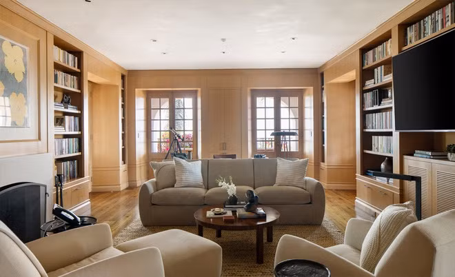 Tường thư viện được ốp gỗ.