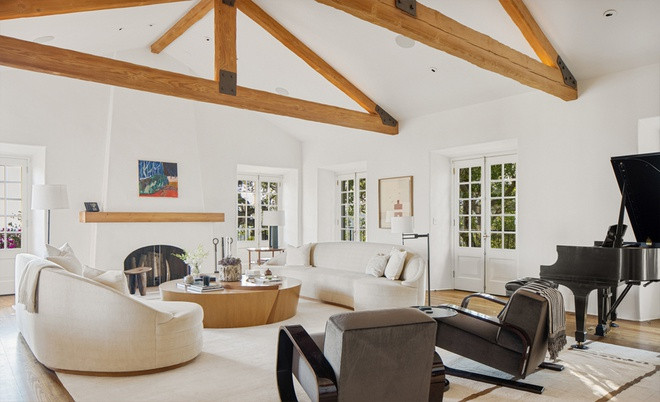 Phòng khách mang phong cách cổ điển với điểm nhấn là lò sưởi và chiếc piano.