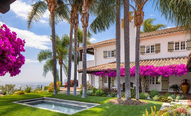 Căn biệt thự được xây dựng vào những năm 1920, mang phong cách Địa Trung Hải, có diện tích hơn 2.200 m2 với 10 phòng ngủ và 13 phòng tắm.