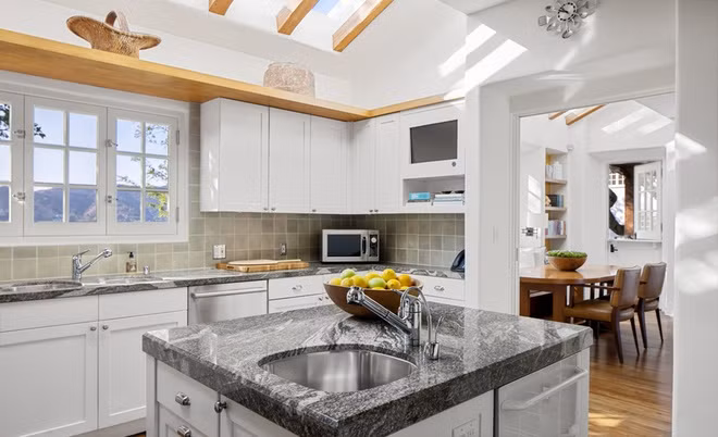 Nhà bếp rộng rãi, được tích hợp với một khu vực ăn uống nhỏ.