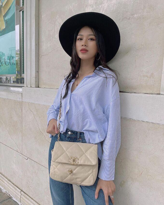 Một dân mạng thẳng thắn cho rằng mũ và túi hiệu nên mix ton sur ton thì outfit của nàng hậu sẽ ổn áp hơn nhiều