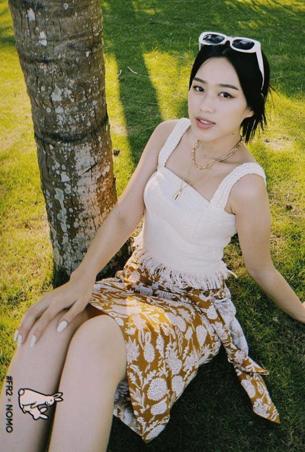 Chọn chiếc váy trắng pha nâu kết hợp với chiếc áo hai dây có chi tiết tua rua, đáng ra người đẹp nên tiết chế lại trong việc thêm thắt phụ kiện để tránh rườm rà thì cô lại làm ngược lại. Tổng thể set đồ này khiến Đỗ Thị Hà như già đi mấy tuổi.