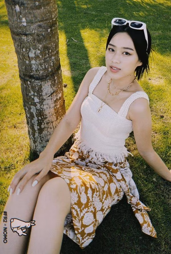 Chọn chiếc váy trắng pha nâu kết hợp với chiếc áo hai dây có chi tiết tua rua, đáng ra người đẹp nên tiết chế lại trong việc thêm thắt phụ kiện để tránh rườm rà thì cô lại làm ngược lại. Tổng thể set đồ này khiến Đỗ Thị Hà như già đi mấy tuổi.