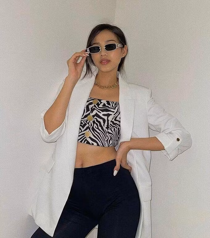 Thỉnh thoảng cô cũng F5 bản thân để thử sang phong cách nổi loạn, cá tính. Tuy nhiên gương mặt dịu dàng, phong thái và cách trang điểm vẫn còn "hiền" của người đẹp có phần không ăn nhập với những outfit chất chơi kiểu Âu Mỹ như thế này.