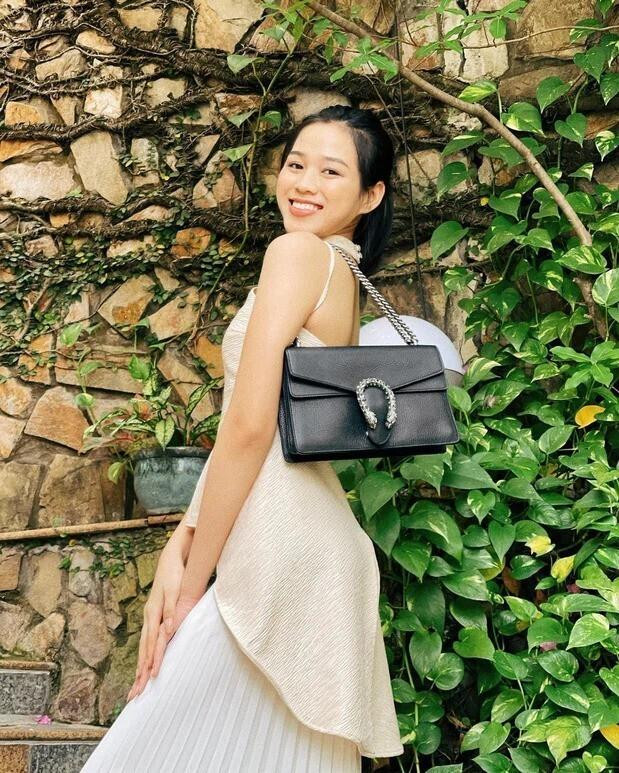 Một trong những hình ảnh từng gây tranh cãi nhất của Hoa hậu Đỗ Thị Hà khi tạo dáng để khoe chiếc túi xách mới tậu của nhà mốt Gucci. Để kết hợp cùng chiếc túi đắt đỏ, người đẹp chọn phong cách đơn giản. Tuy nhiên cách ăn vận có phần an toàn của cô khiến chiếc túi chưa thật sự nổi bật, sang trọng.