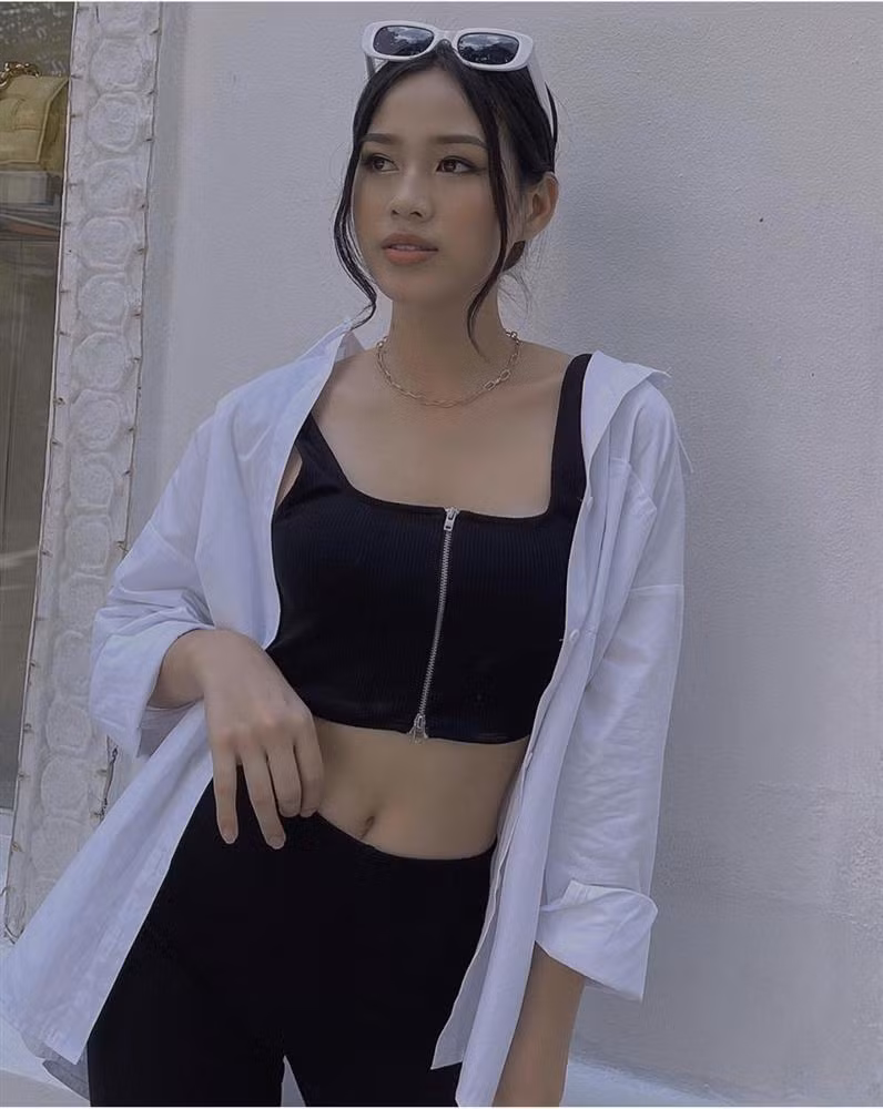 Lối mix đồ của Hoa hậu Việt Nam 2020 vẫn ở mức an toàn, đơn giản và hơi "vụng" trong việc chọn lựa các item.