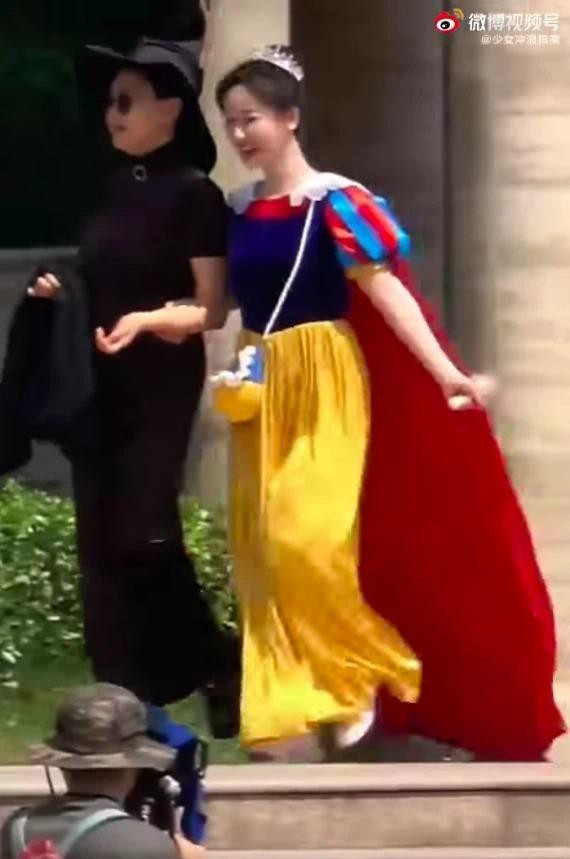 Nhưng khi nhìn ảnh mà “team qua đường chụp” thì khán giả lại thấy sự khác biệt không hề nhẹ. Dương Tử không chỉ lộ thân hình đầy đặn mà gương mặt cũng phúng phính với đôi má bánh bao rất rõ. 