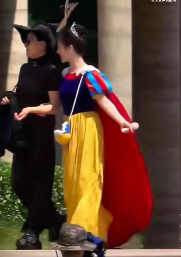 Trước đây, Dương Tử vẫn được khen ngợi là giảm cân thành công khi vóc dáng mảnh mai hơn rất nhiều. Có vẻ như thời gian gần đây, cô đã tăng cân trở lại nên có phần mũm mĩm hơn. 